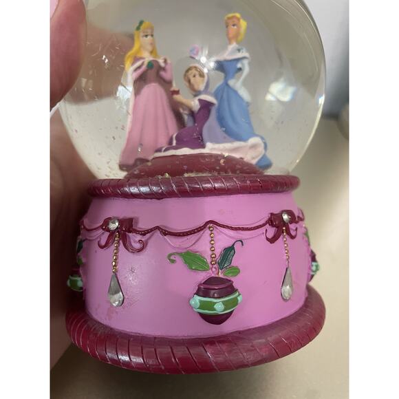 Disney Cinderella Musical Christmas Snow Globe – “We Wish You a Merry Christmas” - Picture 7 of 9
